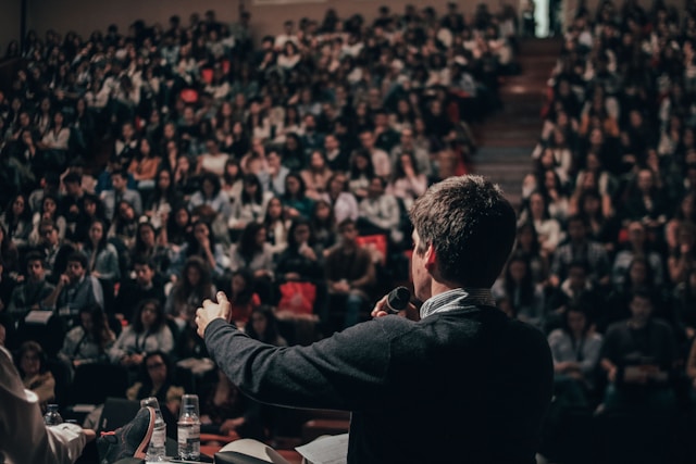 How a Corporate Speaker Can Turn an Ordinary Company Event Into an Inspiring Experience